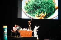 豪快なかけすぎ写真に興奮するスガシカオ（右端）（撮影：関口佳代）