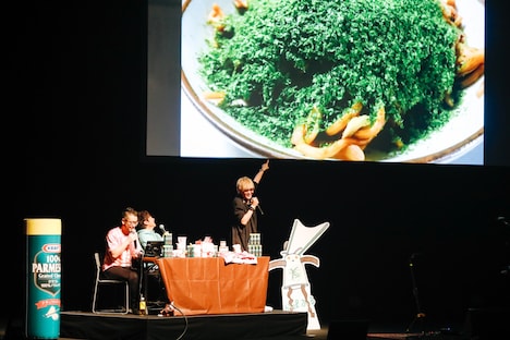 豪快なかけすぎ写真に興奮するスガシカオ（右端）（撮影：関口佳代）