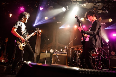 左から有江嘉典、山中さわお(the pillows)。(Photo by Chiyori)