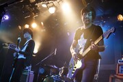the pillowsのライブの様子。左から山中さわお、真鍋吉明。(Photo by Chiyori)