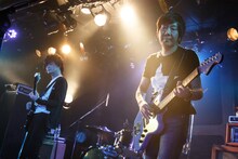 the pillowsのライブの様子。左から山中さわお、真鍋吉明。（Photo by Chiyori）