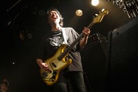 VOLA & THE ORIENTAL MACHINEのライブでの有江嘉典。（Photo by Chiyori）