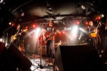 百々和宏とテープエコーズ（Photo by Chiyori）