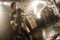 VOLA & THE ORIENTAL MACHINEのライブでの有江嘉典。（Photo by Chiyori）