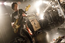 VOLA & THE ORIENTAL MACHINEのライブでの有江嘉典。（Photo by Chiyori）