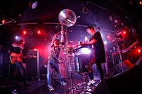 VOLA & THE ORIENTAL MACHINEのライブに乱入した百々和宏（左から2番目）。（Photo by Chiyori）