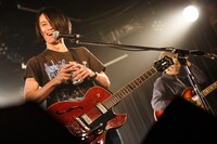 百々和宏とテープエコーズ（Photo by Chiyori）