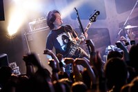 the pillowsのライブでの有江嘉典。（Photo by Chiyori）