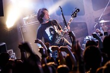 the pillowsのライブでの有江嘉典。（Photo by Chiyori）