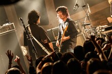 VOLA & THE ORIENTAL MACHINEのライブの様子。左から有江嘉典、楢原英介。（Photo by Chiyori）