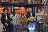 左から古坂大魔王、中邑真輔、ダウンタウン。(c)NTV