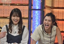 左から入山杏奈、仲宗根梨乃。(c)NTV