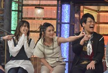 左から入山杏奈、仲宗根梨乃、古坂大魔王。(c)NTV