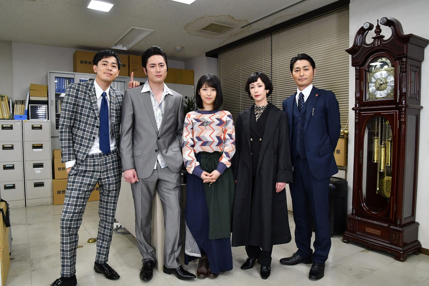左から成田凌、間宮祥太朗、浜辺美波、木村カエラ、安田顕。