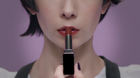 木村カエラ「時計の針～愛してもあなたが遠くなるの～」ミュージックビデオのワンシーン。