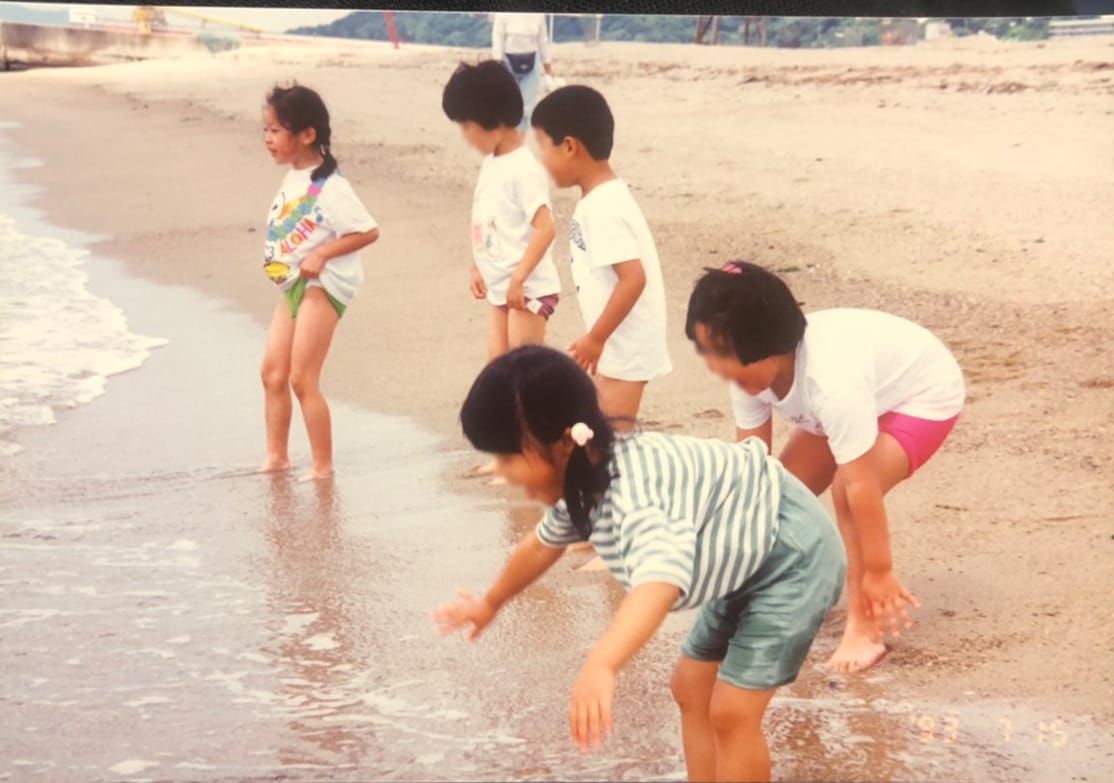 幼少期から痴女っていたちゃんまい(写真左端)。