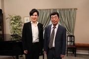 左から清塚信也、志村けん。(c)フジテレビ