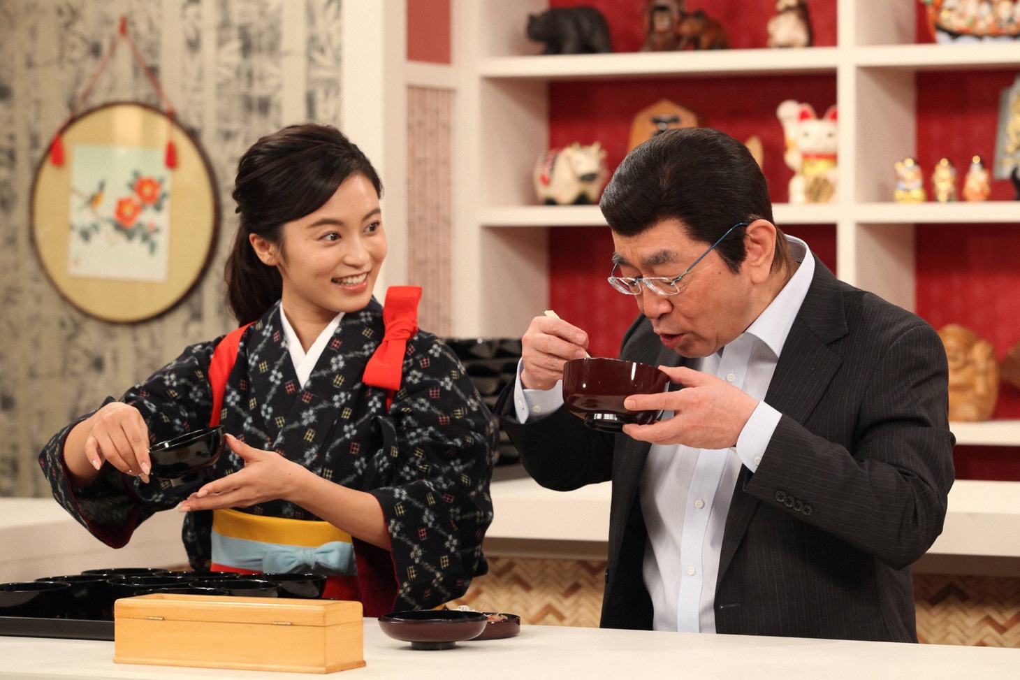 左から小島瑠璃子、志村けん。(c)フジテレビ