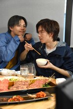 リョウガのソロカット撮影に乱入するカイ（左）。