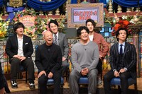 左から草薙航基、小峠英二、宮下兼史鷹、板橋駿谷、尾上右近、武田真治。(c)NTV