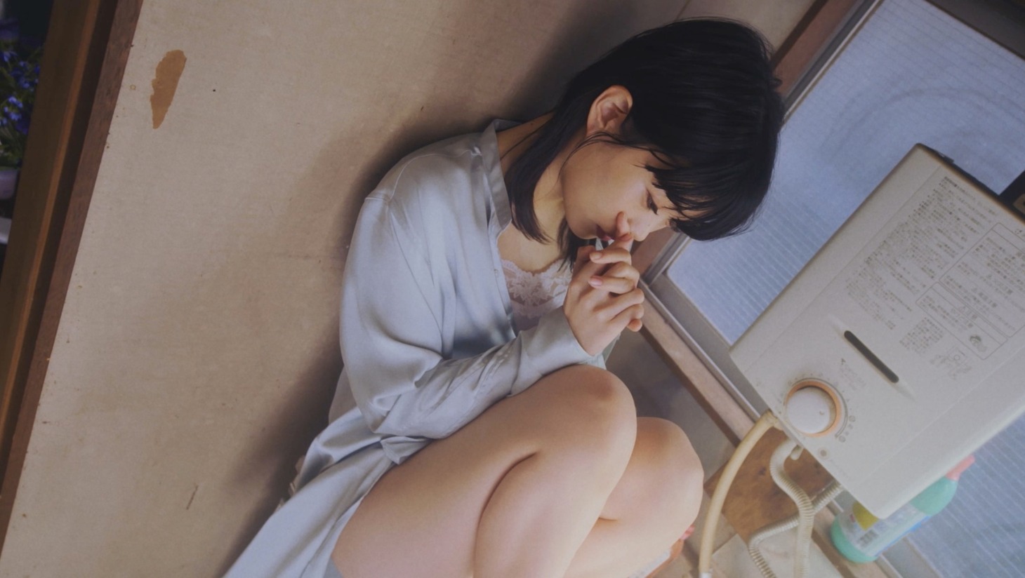 アイナ・ジ・エンド「死にたい夜にかぎって」MVのワンシーン。