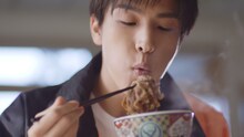 岩田剛典が出演する「吉野家」のCM「驚きの牛の鍋焼き」編のワンシーン。