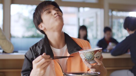 岩田剛典が出演する「吉野家」のCM「驚きの牛の鍋焼き」編のワンシーン。