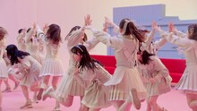 AKB48「失恋、ありがとう」ミュージックビデオより。(c)AKS/キングレコード