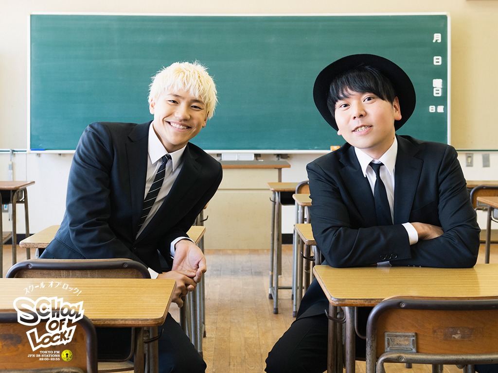 左から新教頭の小森隼（GENERATIONS from EXILE TRIBE）、新校長の坂田光（サンシャイン）。