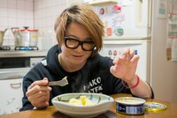 思い出の味「塩辛じゃがバタ」を作るTERU（GLAY）。