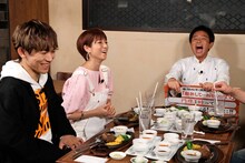 左からNAOTO、hitomi、浜田雅功。(c)フジテレビ