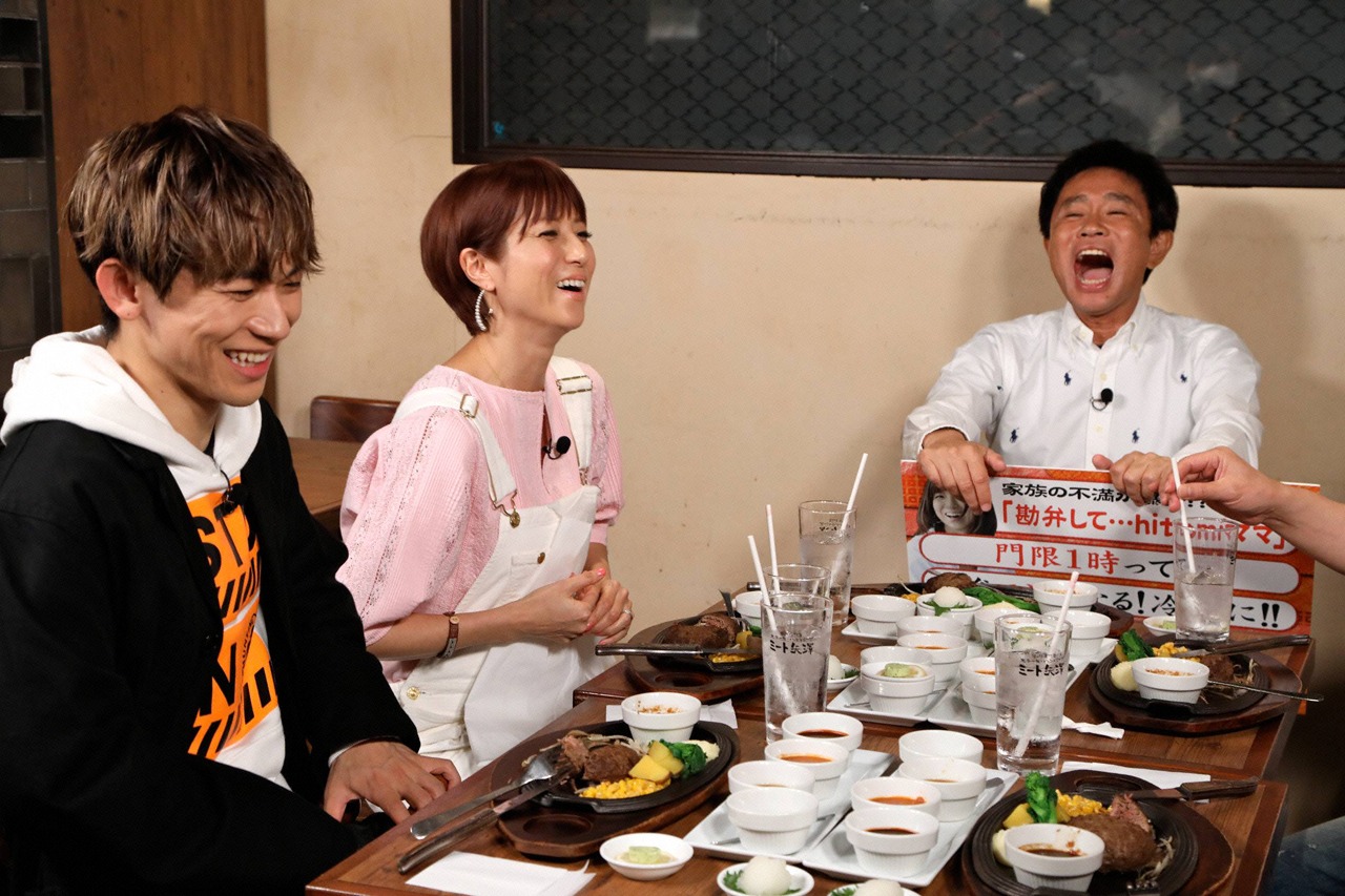 左からNAOTO、hitomi、浜田雅功。(c)フジテレビ
