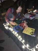 LPジャケットにサインを入れる脇田もなり。