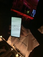 翻訳ソフトを使った交流。「たくさん買っちゃったので数枚だけサインください」と伝えたかった模様。