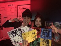 大量のアナログ盤を購入した韓国のシティポップファンと記念撮影。
