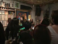レコードバーのイベントに“WEST LOVE”名義でシークレット出演した脇田もなり。