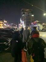 夜の弘大を移動する脇田もなり一行。