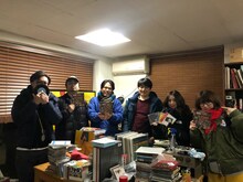 韓国のレアグルーヴなど隠れた名盤を精力的にリイシューするレーベル・BEATBALL RECORDSを訪れた脇田もなり一行。