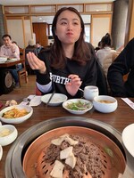 ソウルのグルメを満喫する脇田もなり。