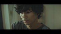 sumika「エンドロール」ミュージックビデオより。