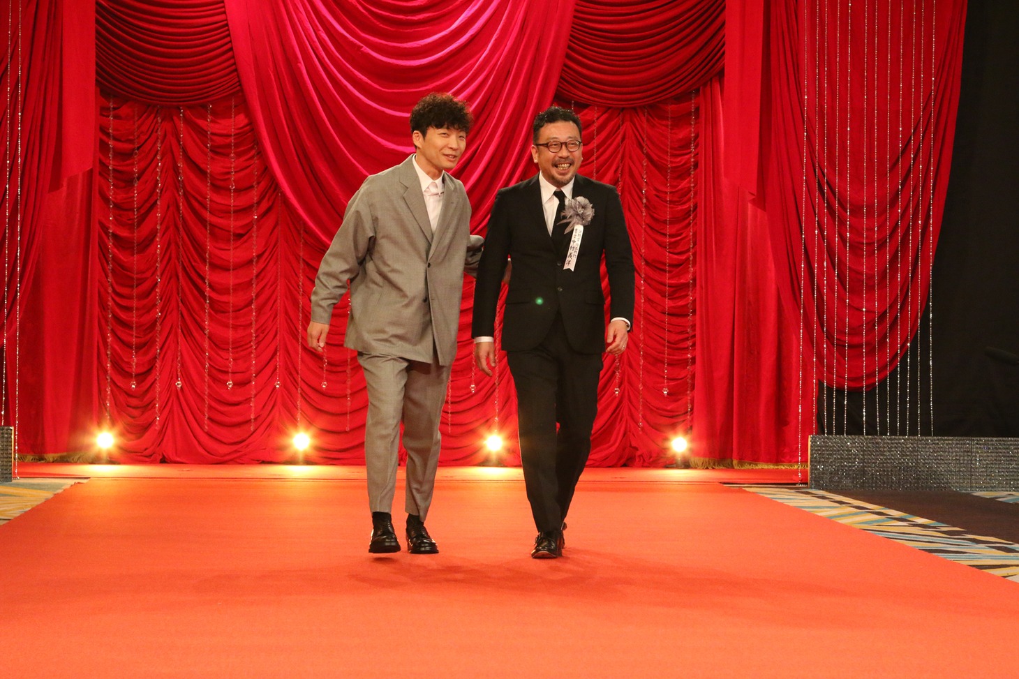 話題賞俳優部門を受賞した星野源（左）と、作品部門を受賞した中村義洋監督（右）。