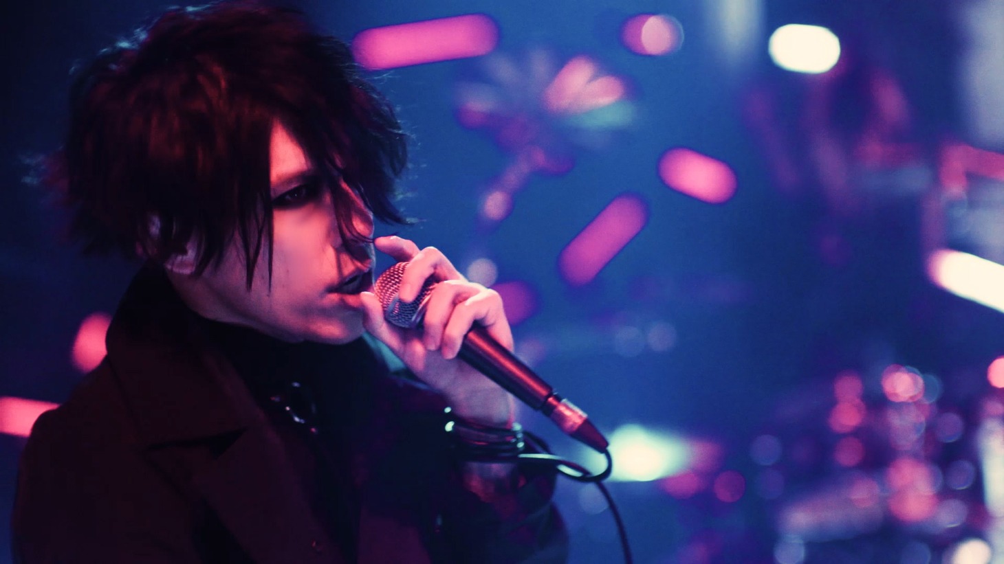 lynch.「XERO」MVのワンシーン。