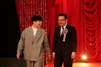 話題賞俳優部門を受賞した星野源（左）と、作品部門を受賞した中村義洋監督（右）。