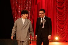 話題賞俳優部門を受賞した星野源（左）と、作品部門を受賞した中村義洋監督（右）。