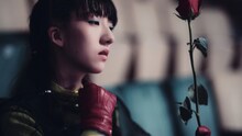 春ねむり「Riot」MVのワンシーン。