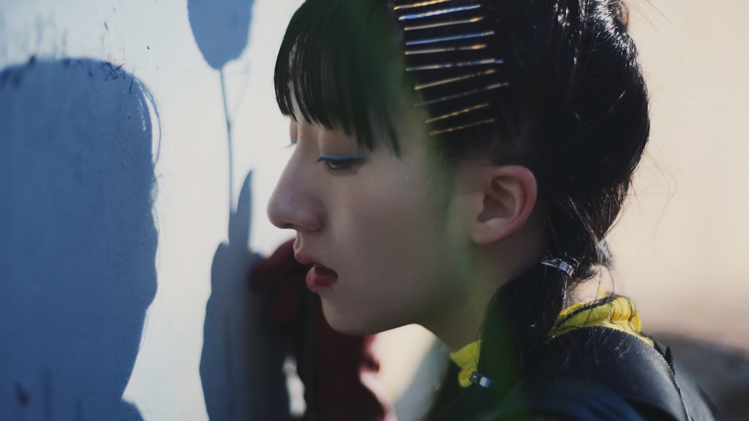 春ねむり「Riot」MVのワンシーン。