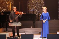 「酒と泪と男と女」を披露するさだまさし、高橋真梨子。(c)フジテレビ