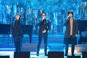「Rainy Blue」を歌唱する三浦大知、徳永英明、秦基博。(c)フジテレビ
