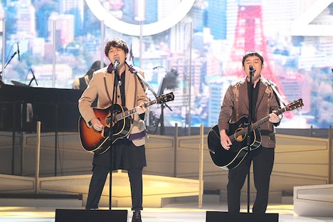 「栄光の架橋」を披露するゆず。(c)フジテレビ