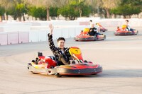 ゴーカートに乗って手をあげる中務裕太。（撮影：荒金大介）